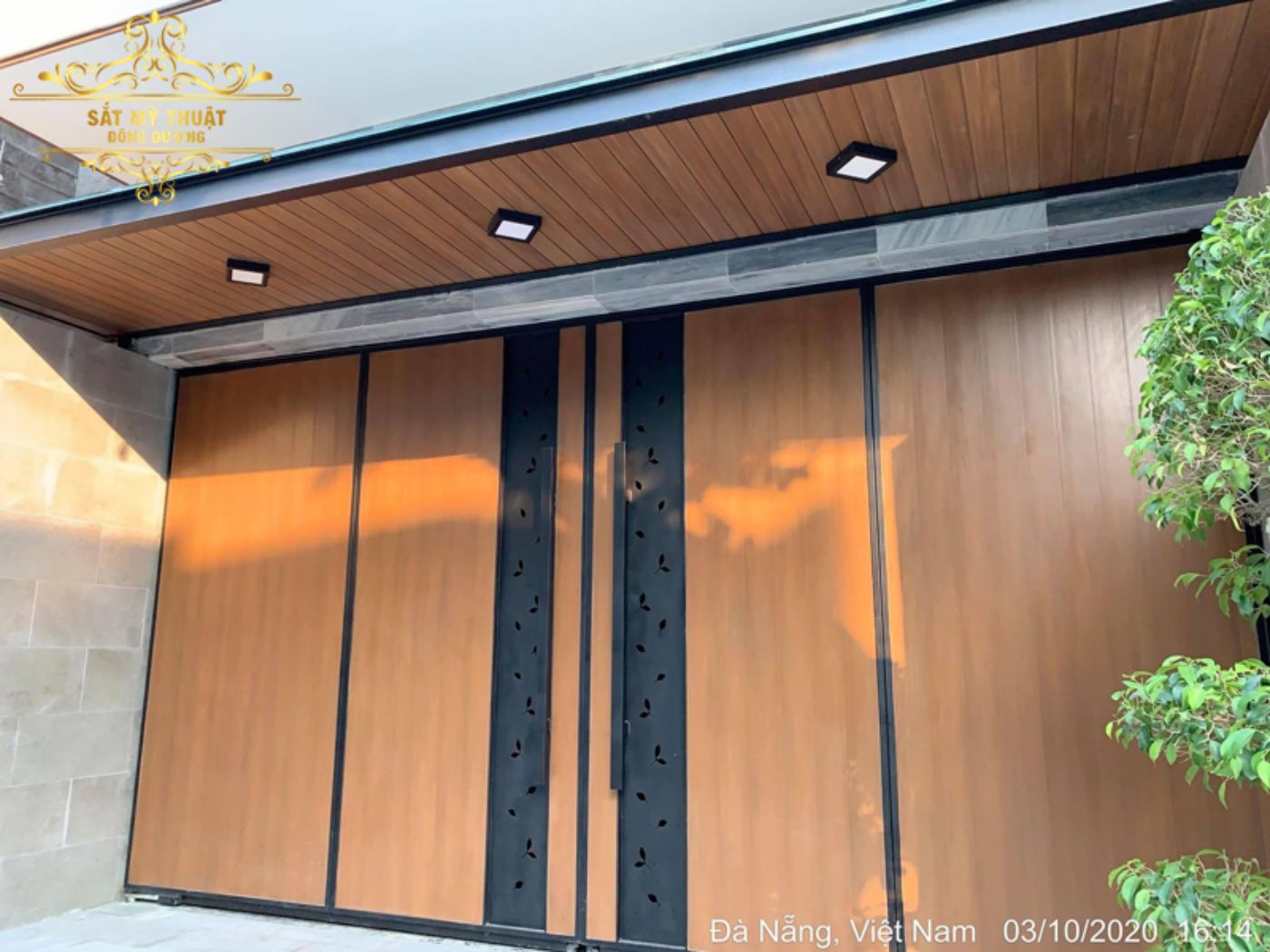 Thiết kế cổng sắt nan gỗ kín đáo, đảm bảo an ninh tốt hơn