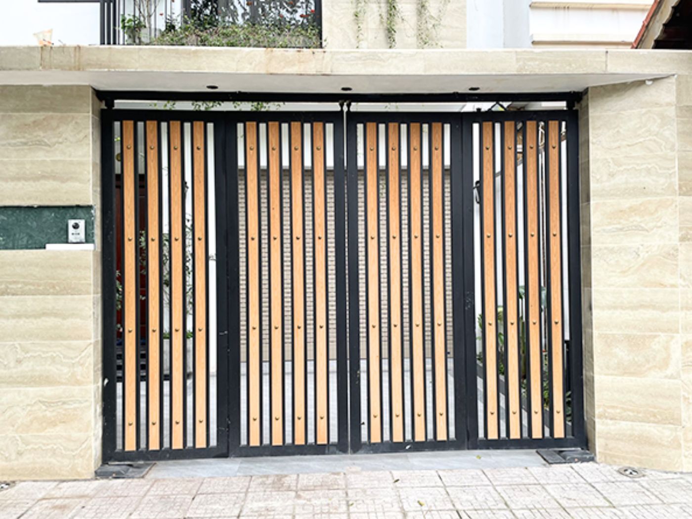 Thiết kế nan dọc giúp không gian thoáng và hiện đại hơn 