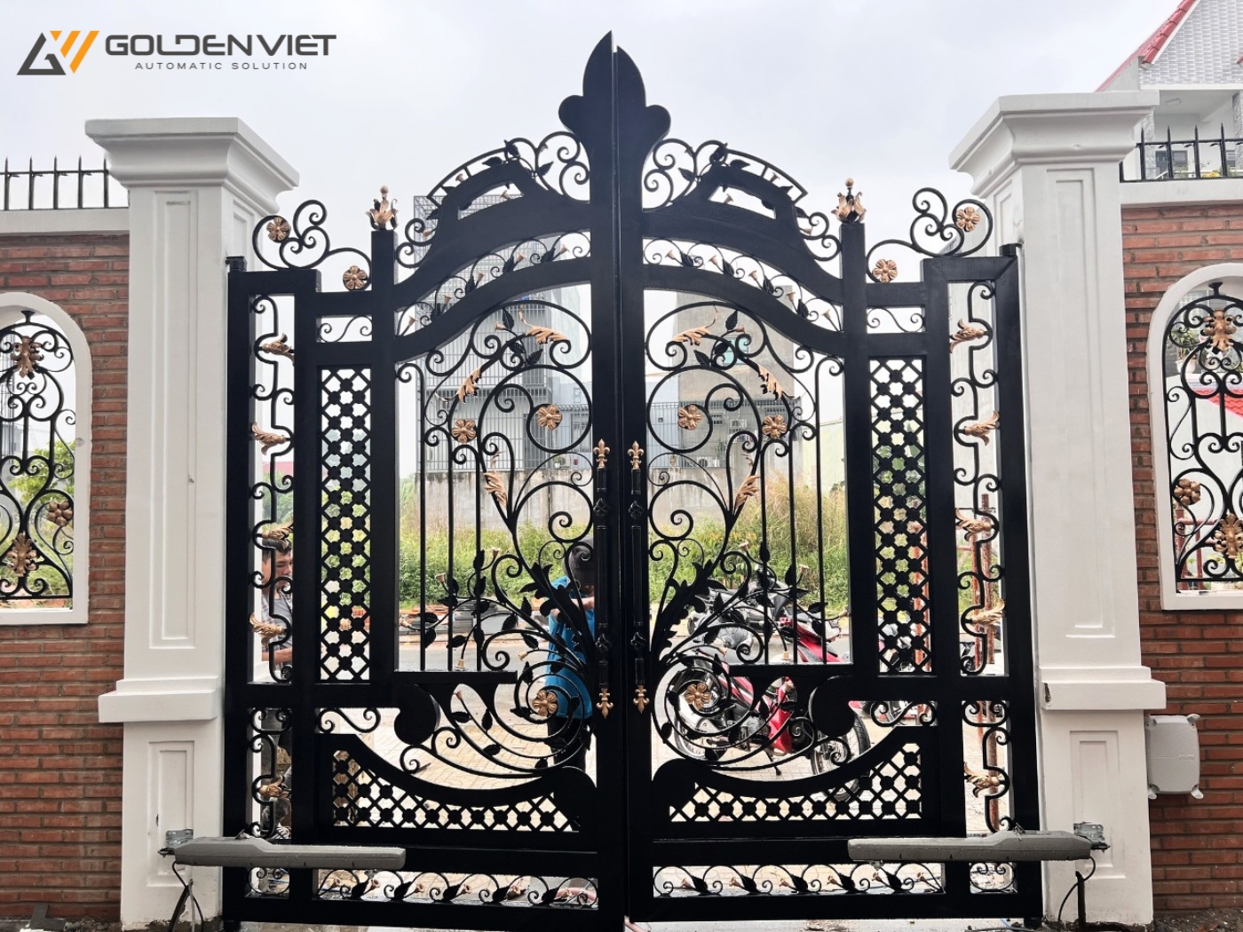 Cổng sắt tự đóng mở 2 cánh tay đòn ứng dụng trong dân dụng