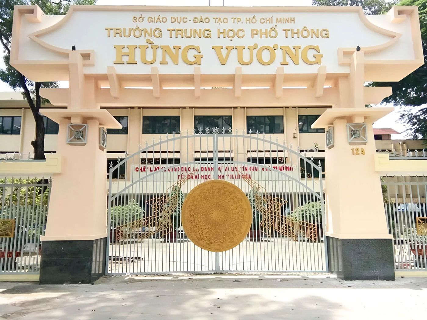 Mẫu cổng trường họa tiết trống đồng