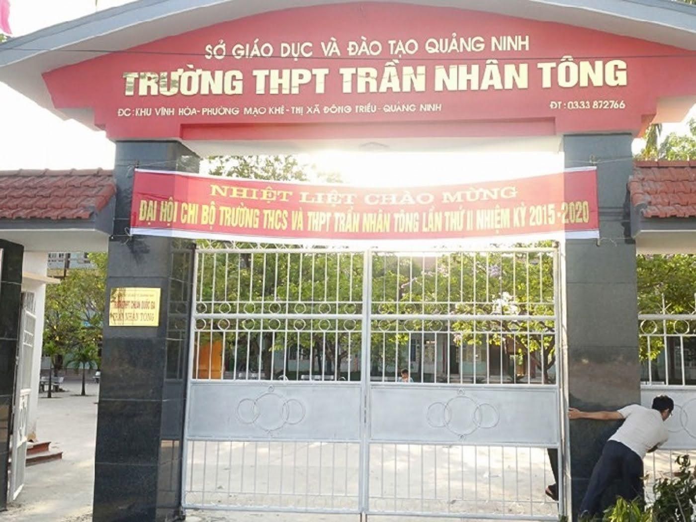 Cổng trường THPT 2 cánh đơn giản