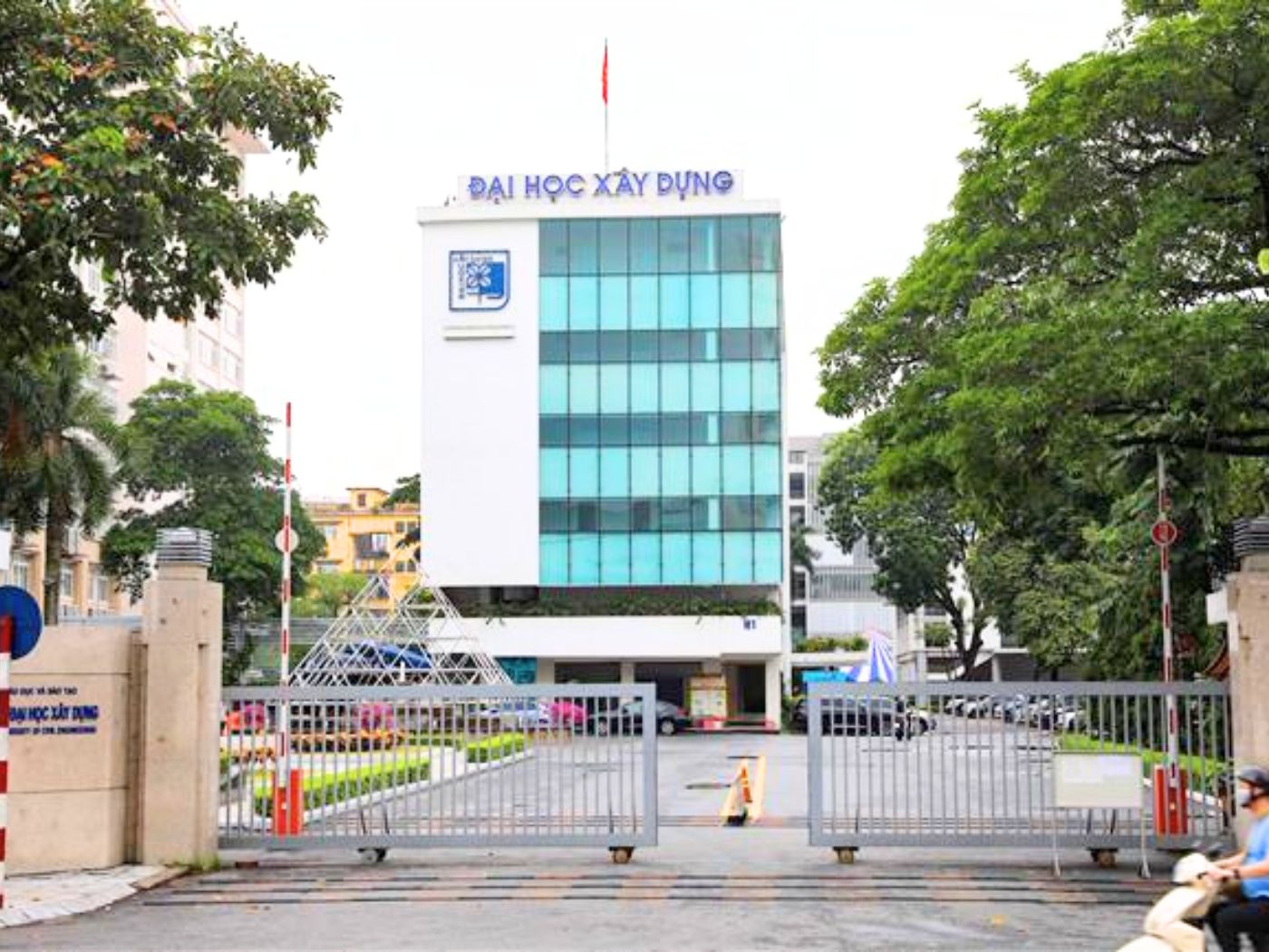 Cổng trường đại học hiện đại, mới nhất