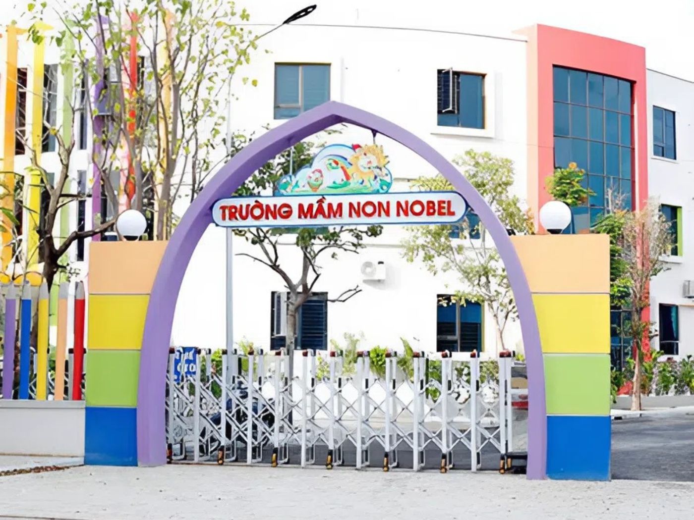 Mẫu cổng trường mầm non đẹp, kết cấu đơn giản