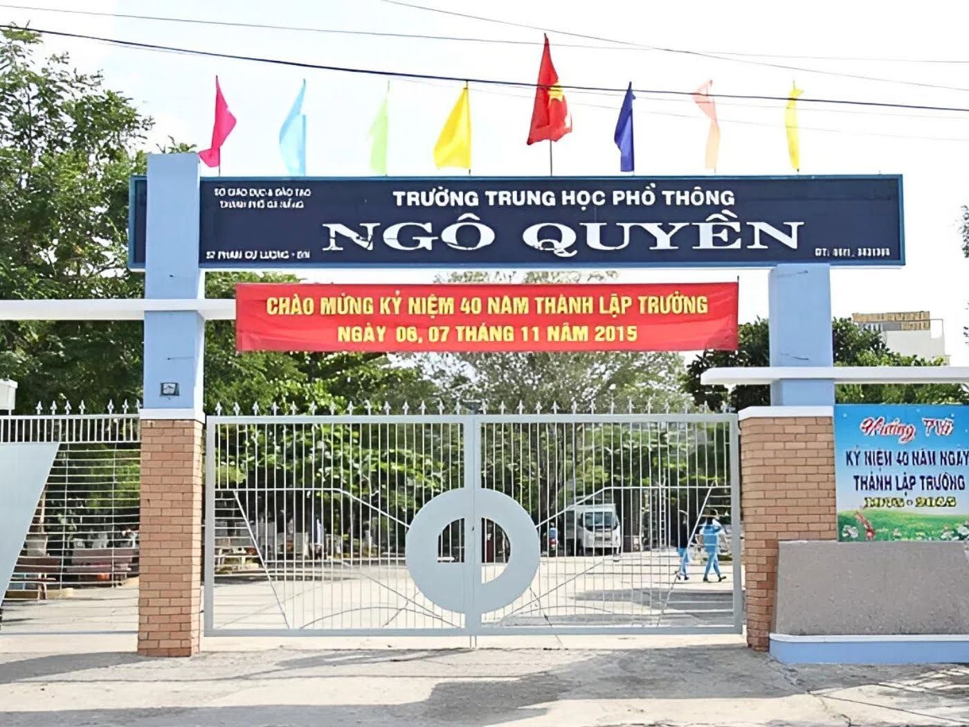 Mẫu cổng trường THPT họa tiết đẹp