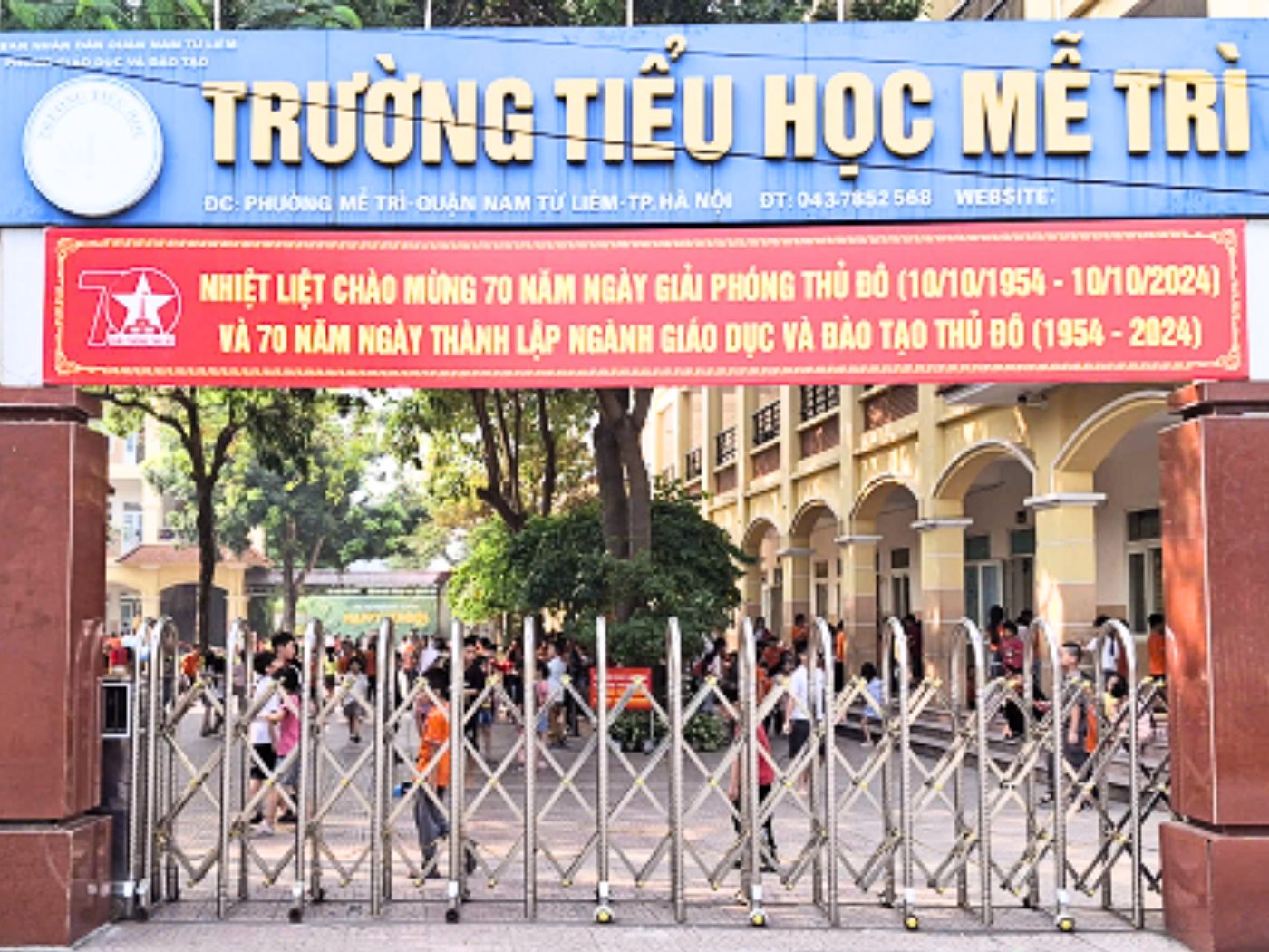 Cổng trường tiểu học Mễ Trì