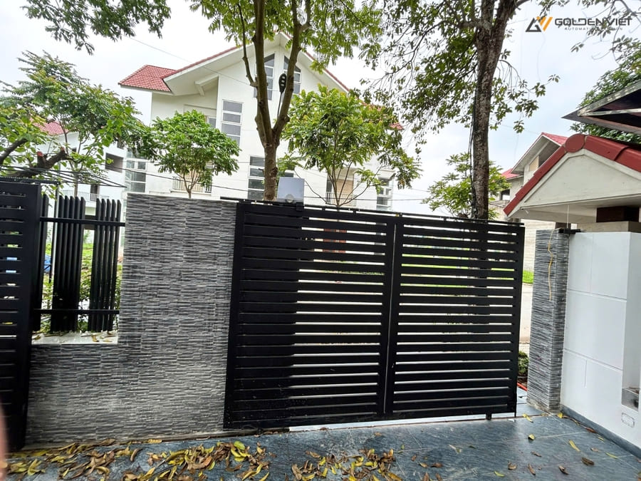 Cổng tự động Life Deus nhìn từ trong nhà