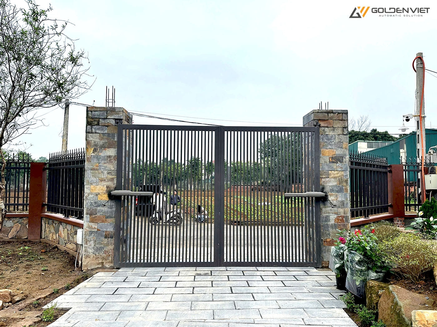 Cổng mở 2 cánh trong trường hợp đóng