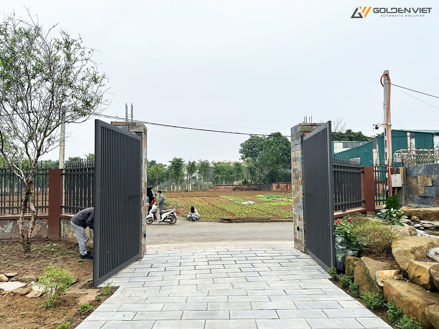 Cổng mở 2 cánh trong trạng thái mở