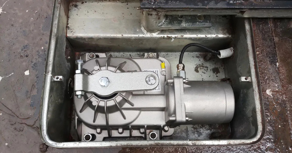 Cổng âm sàn bị kẹt dẫn đến tiếng kêu 