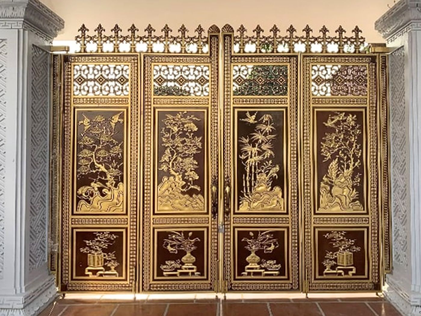 Cổng tùng cúc trúc mai chất liệu nhôm đúc sang trọng