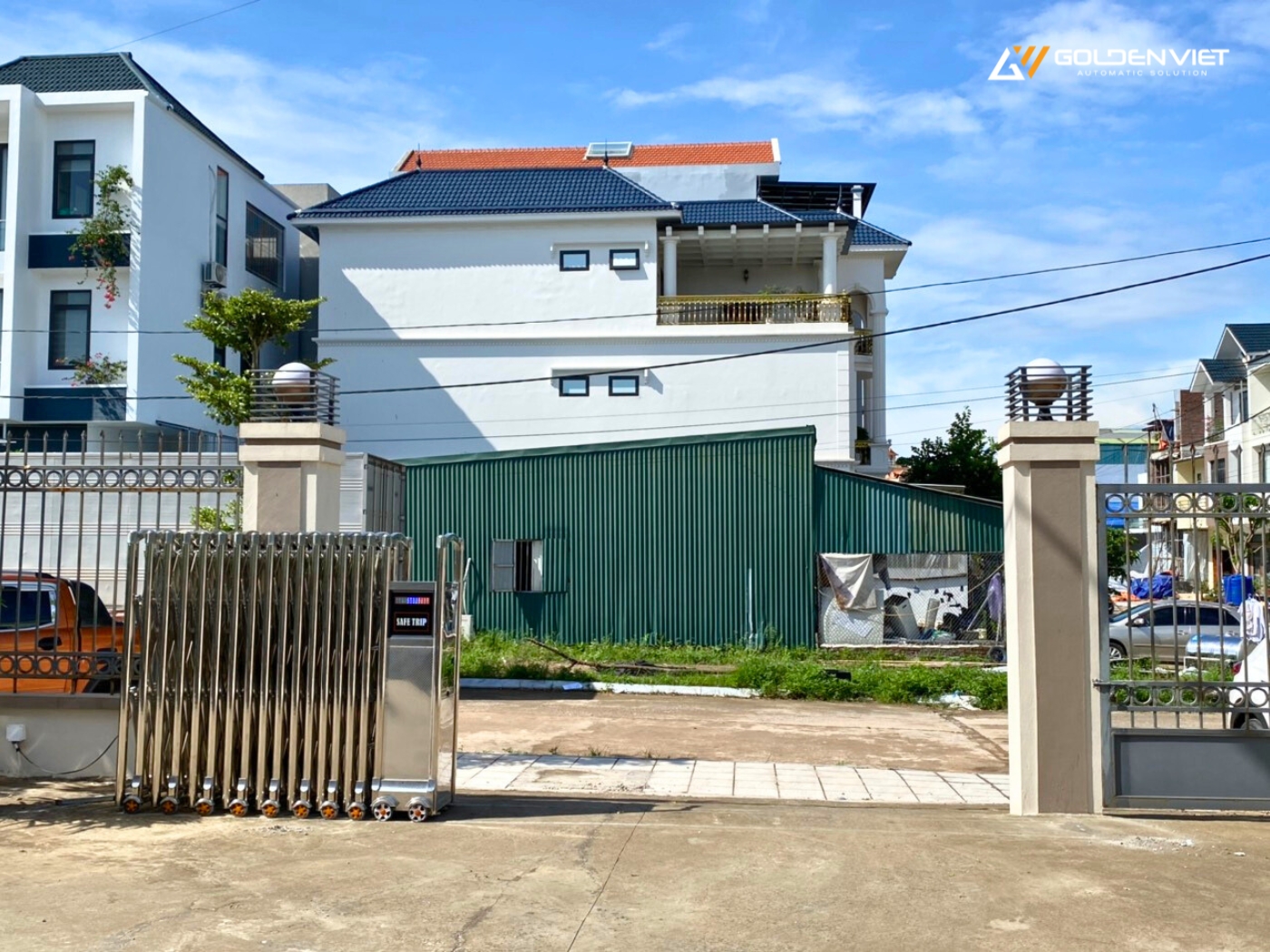 Cổng xếp điện inox 201 GV-001 cho cơ quan