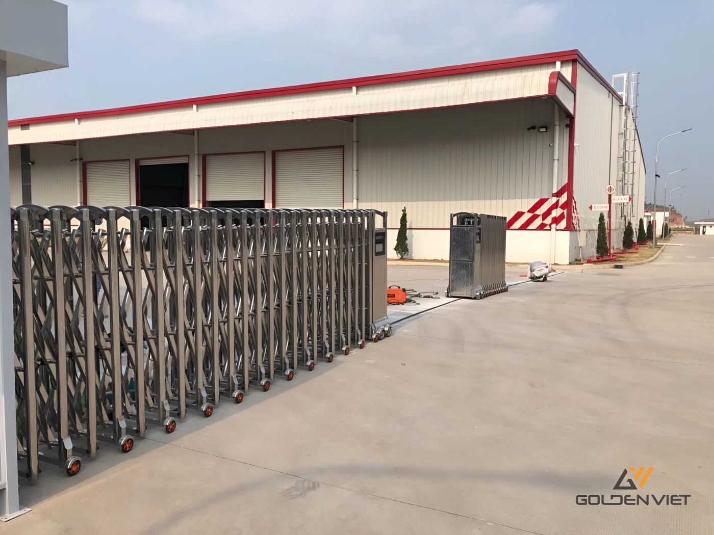 Cổng xếp điện inox 201 tại khu công nghiệp