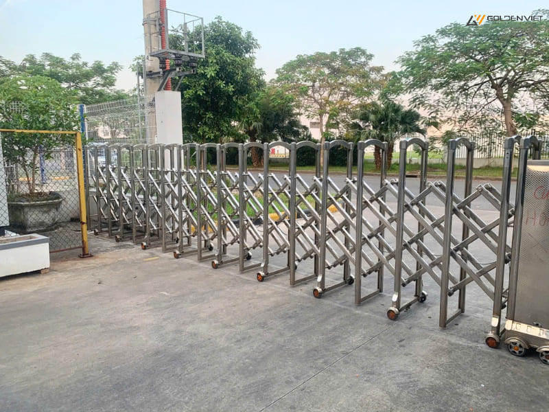 Cổng xếp inox 201 giá thành phải chăng