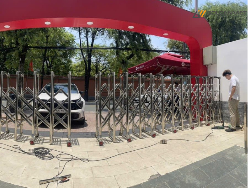 Cổng xếp kéo tay có giá thành rẻ hơn