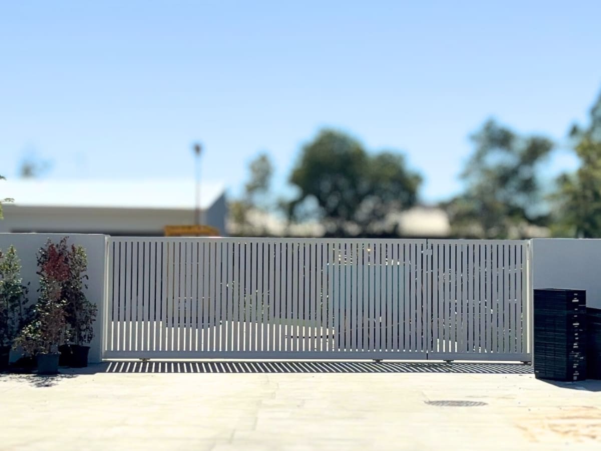 Cổng lùa 1 cánh dài, thiết kế đơn giản