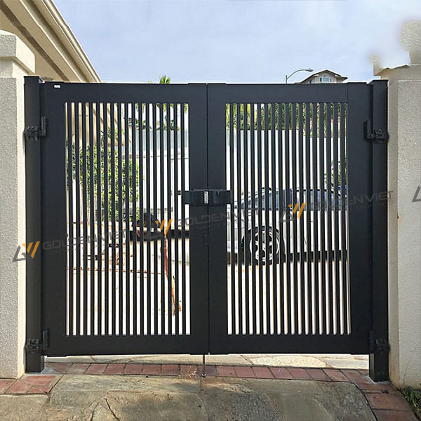Cổng sắt 2 cánh đẹp mang phong cách đơn giản