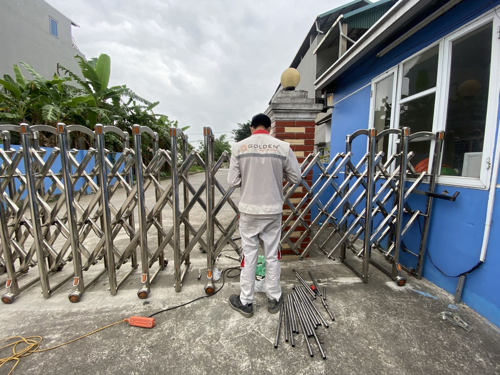 Golden Việt thay thế thanh nan cổng xếp bị hỏng