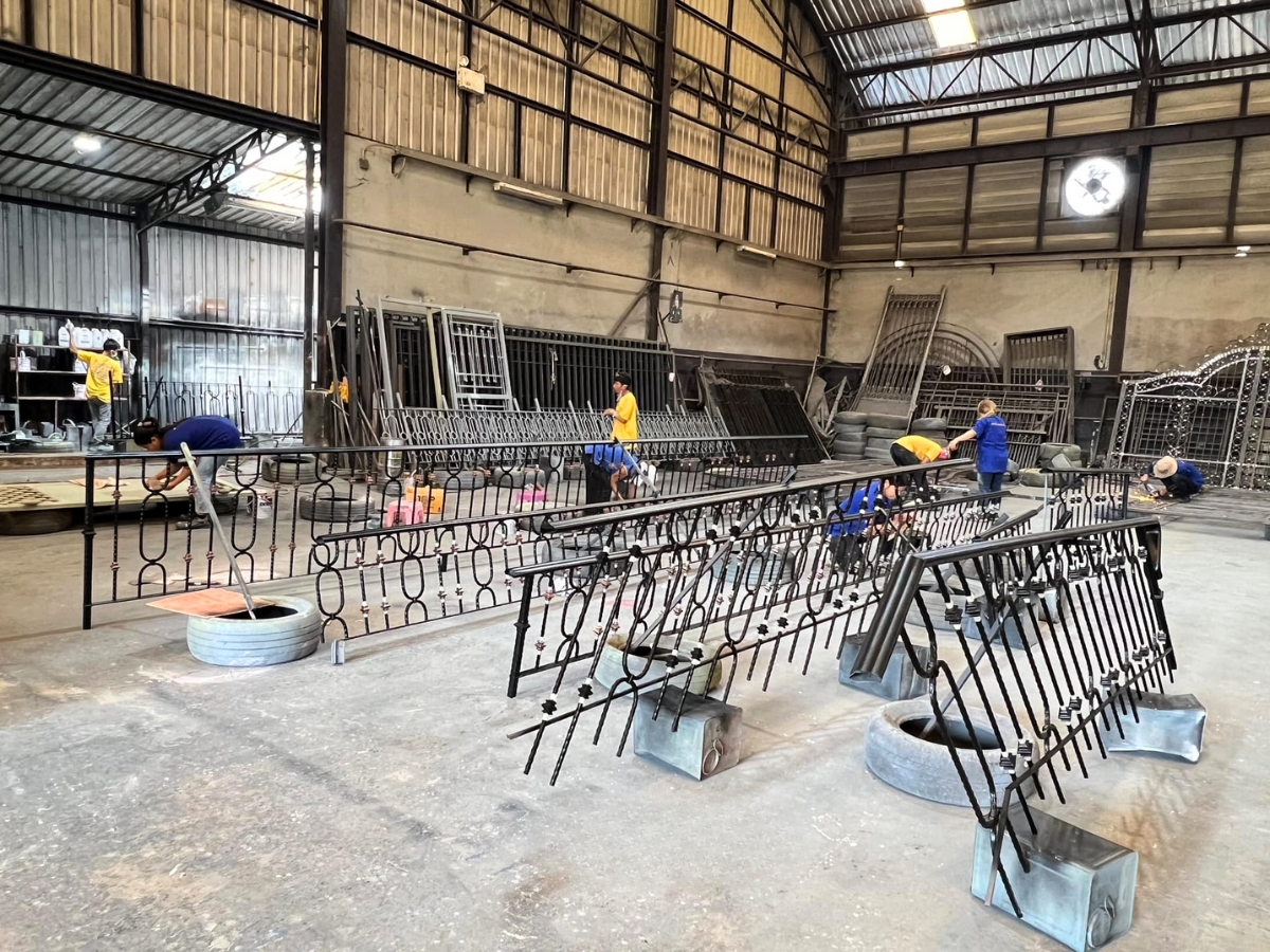 Golden Việt sản xuất lan can sắt sơn tĩnh điện đẹp