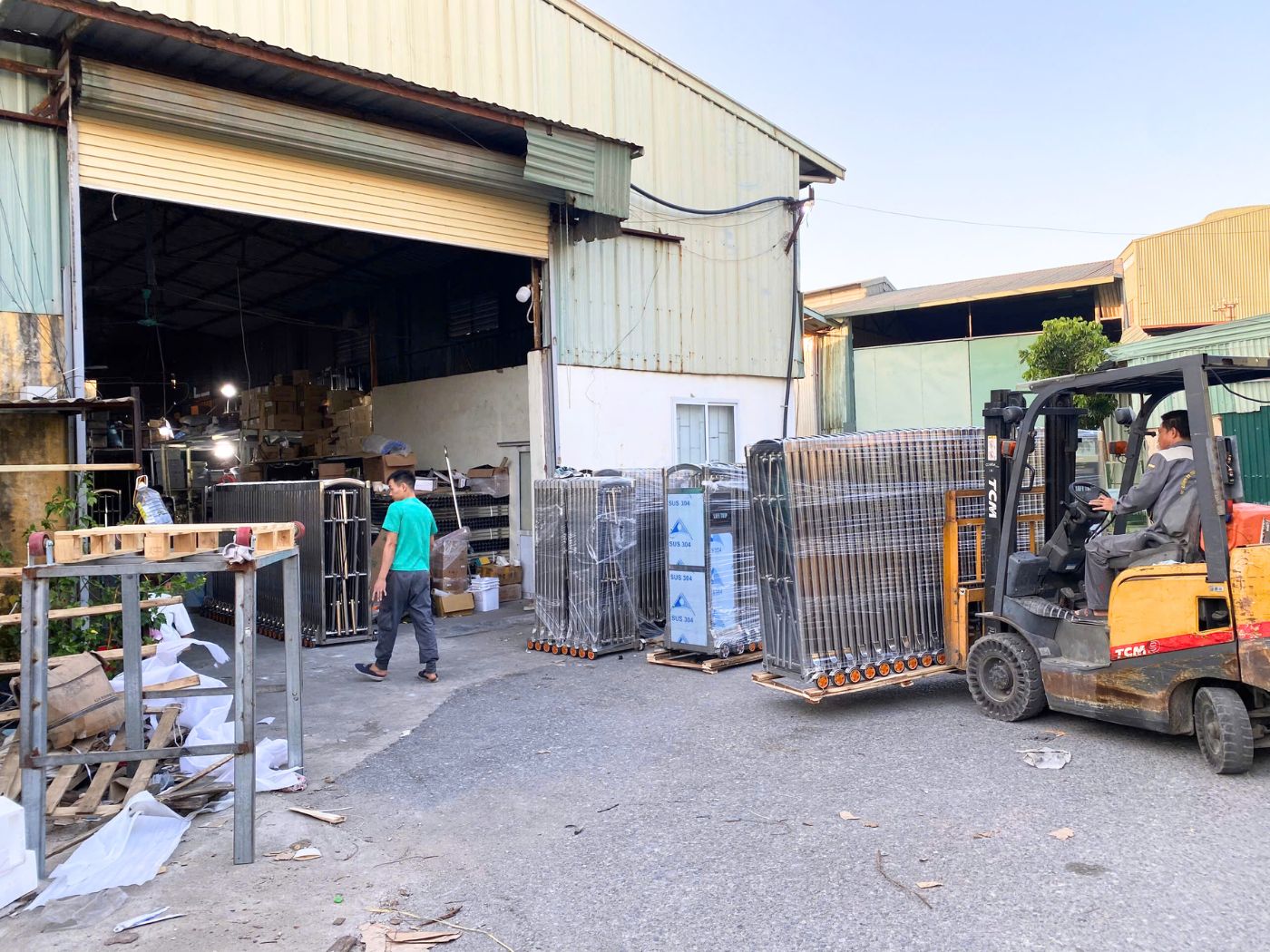 Golden Việt là đơn vị chuyên thi công cổng xếp cho trường học