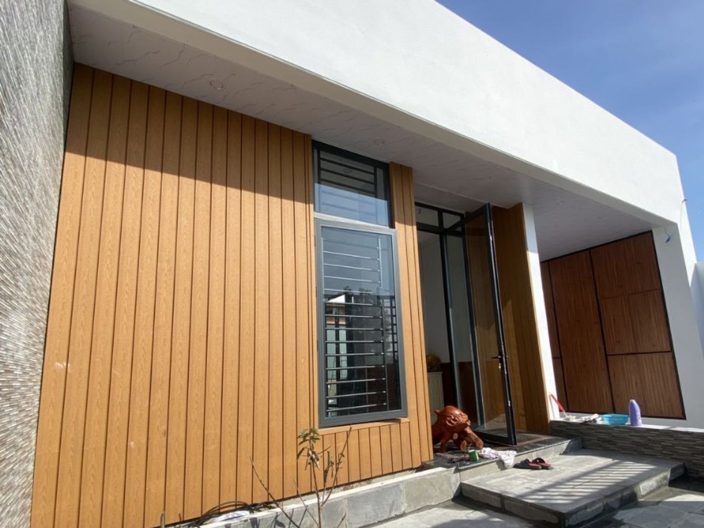 Mẫu nhựa ốp tường ngoài trời đẹp