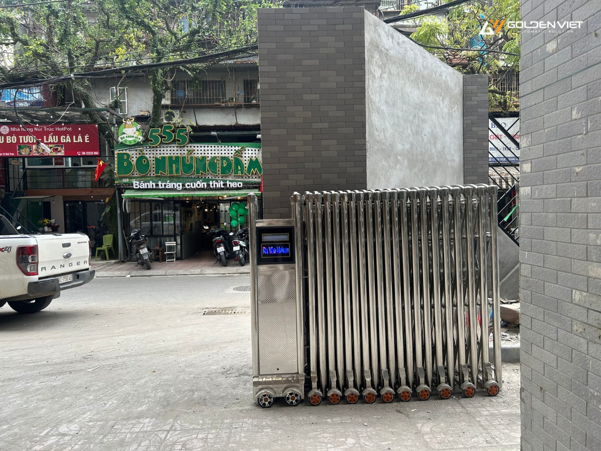 Golden Việt chuyên thi công cổng xếp trường học