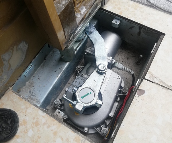 Dựng cánh trên cơ cấu của thiết bị