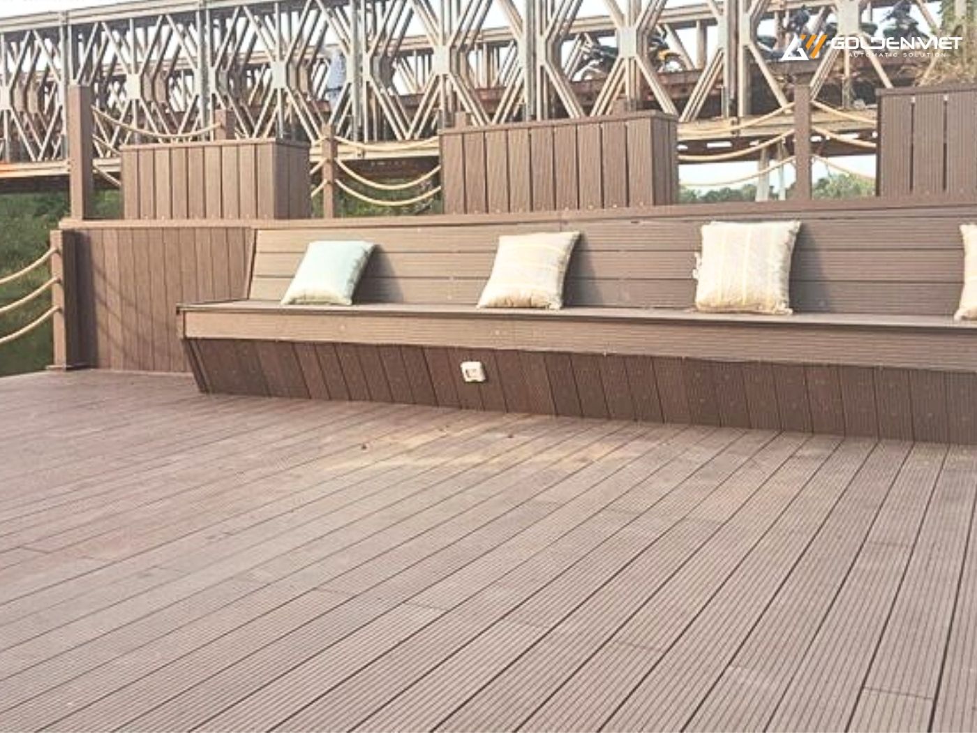 Cách vệ sinh sàn nhựa giả gỗ cần dụng cụ gì?