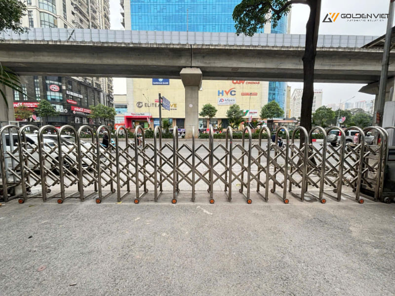 thay thế bánh xe cổng xếp tự động