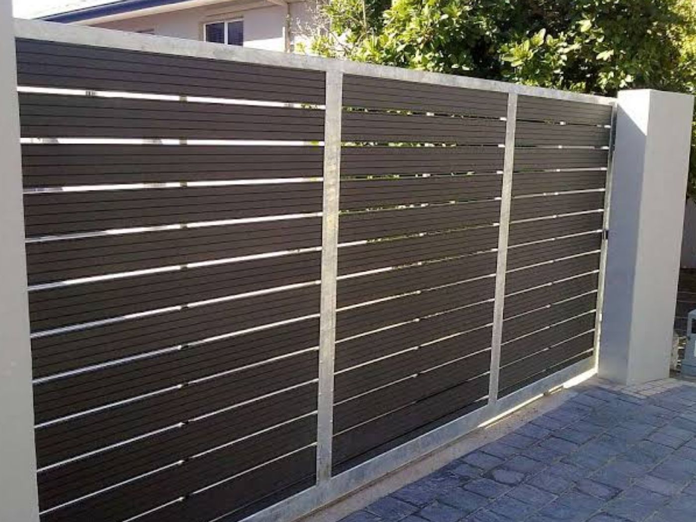 Golden Việt chuyên thi công cổng sắt nan gỗ nhựa đẹp