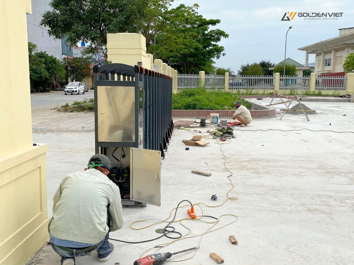 Kiểm tra sửa động cơ cổng xếp tự động