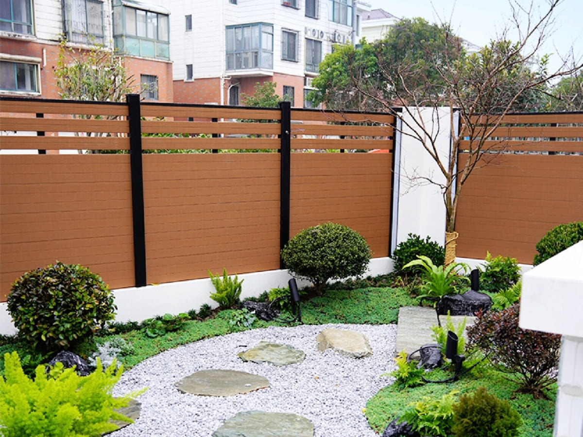Mẫu hàng rào gỗ nhựa thông dụng