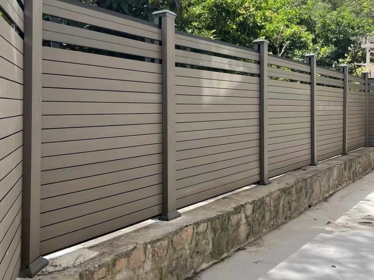 Mẫu hàng rào gỗ nhựa cao