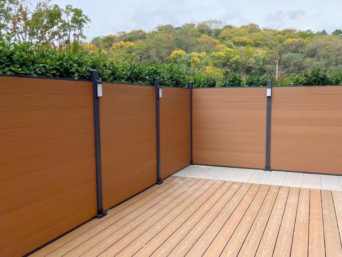 Mẫu hàng rào gỗ nhựa màu nâu đẹp, tự nhiên