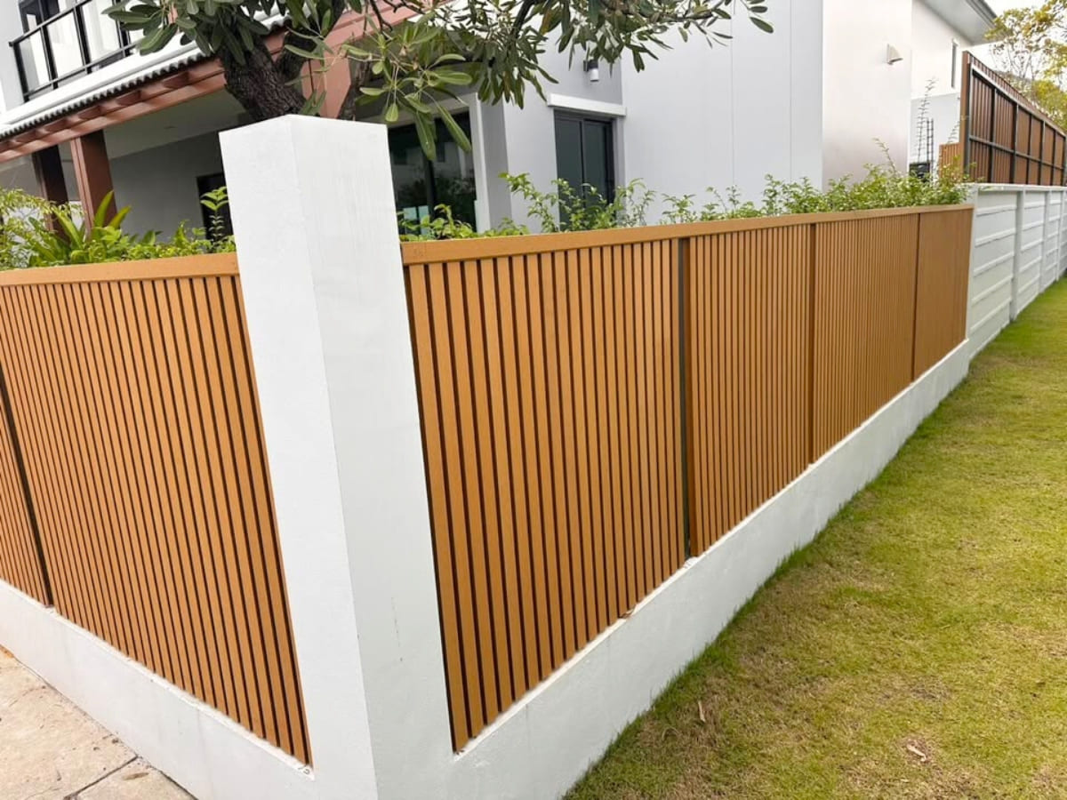 Hàng rào gỗ nhựa ngoài trời thiết kế hiện đại