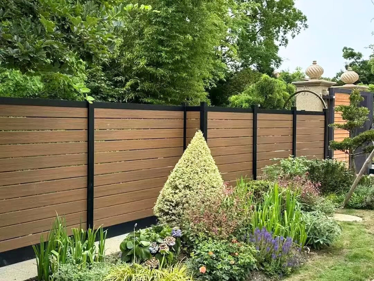 Mẫu hàng rào nhựa giả gỗ thông dụng