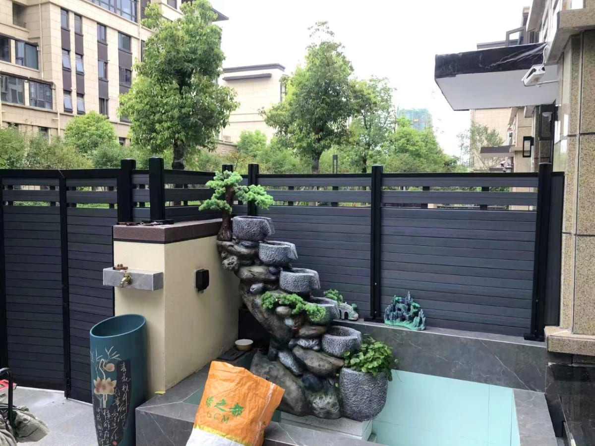 Hàng rào gỗ nhựa màu đen sang trọng