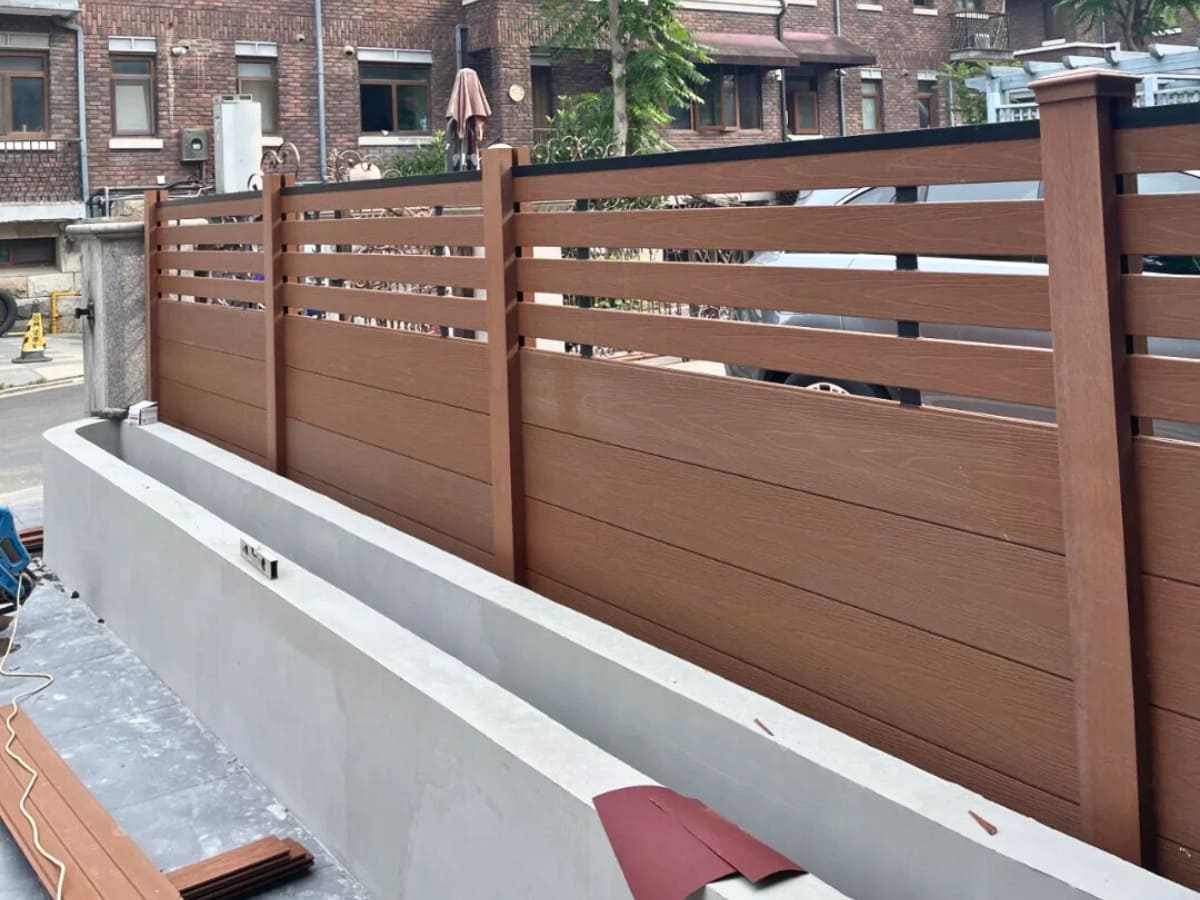 Hàng rào gỗ nhựa màu nâu