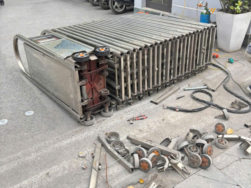 thay thế bánh xe cổng xếp tự động cũ