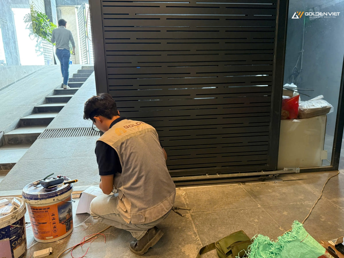 Kỹ thuật viên lắp đặt cổng trượt Tele tự động tại Quảng An