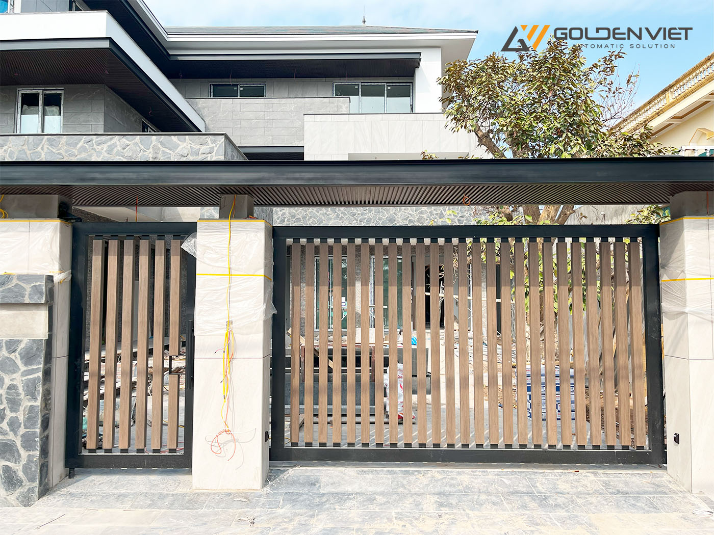Hình ảnh nhìn từ phía trước của cổng trượt 