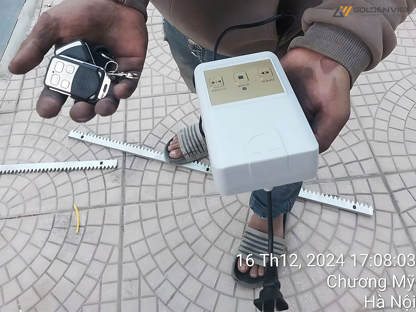 Bàn giao phụ kiện kèm theo cho khách hàng