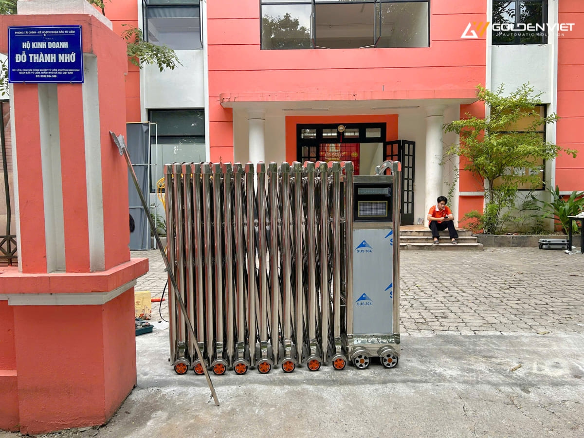 Cổng xếp inox 304 được vận chuyển nguyên bộ đến Cụm công nghiệp