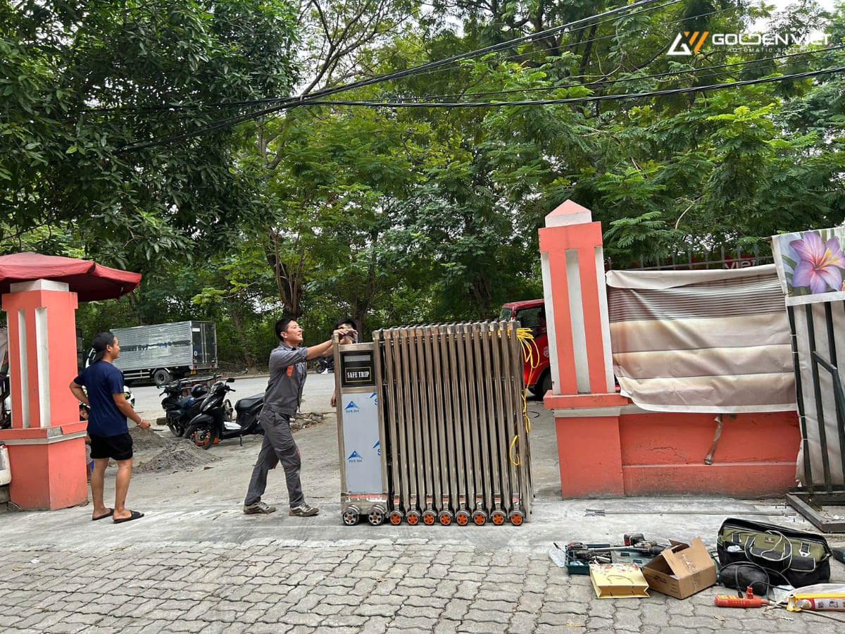 Kỹ thuật viên di chuyển cổng xếp đến vị trí cần lắp đặt