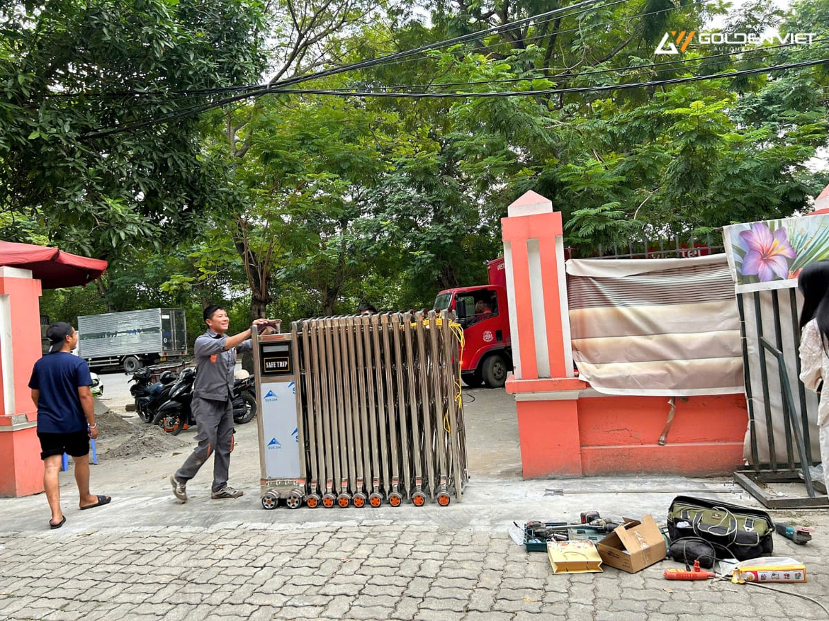 Kỹ thuật viên di chuyển cổng xếp đến vị trí cần lắp đặt