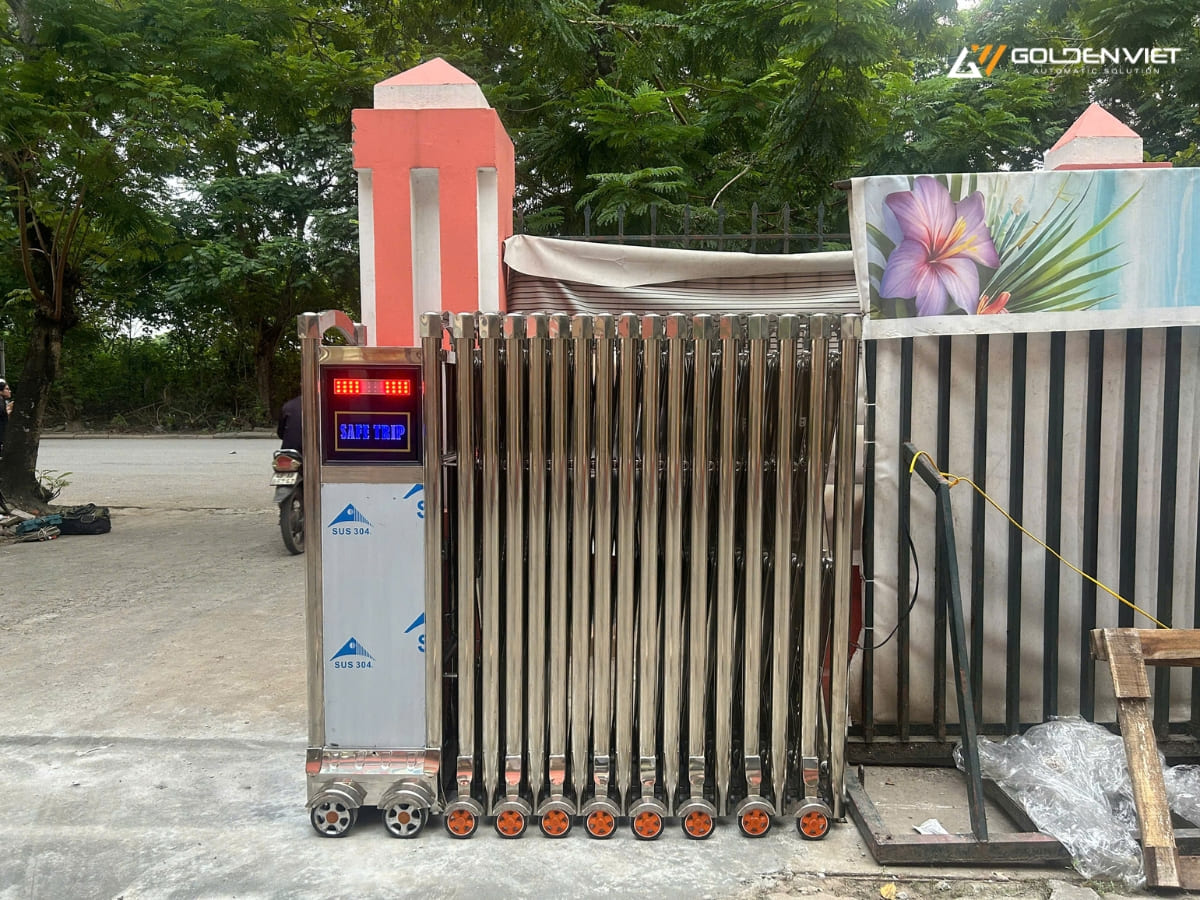 Cổng xếp inox 304 vừa hoàn thiện lắp đặt