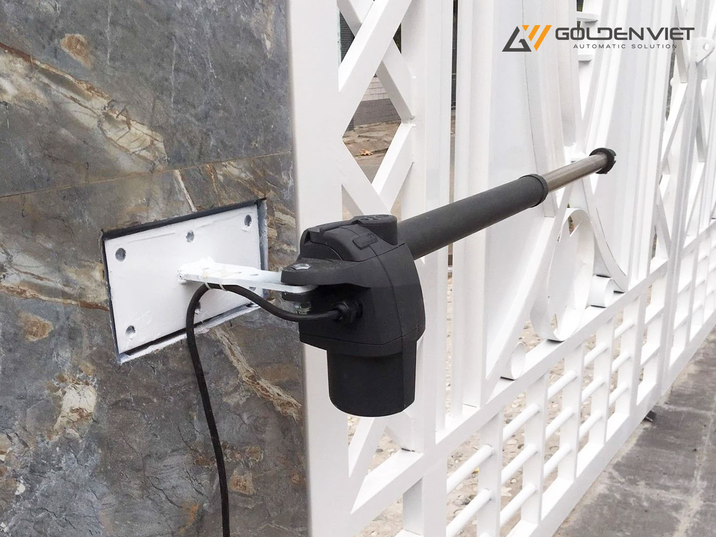 Hình ảnh motor tay đòn Beninca Bill 30M trên thân cổng sắt