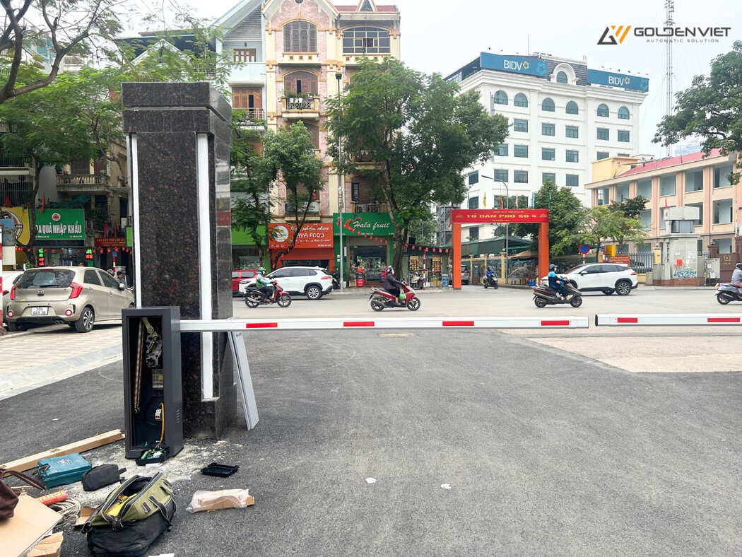Góc chụp hệ thống barie đôi 6m tại cổng ra vào của đơn vị
