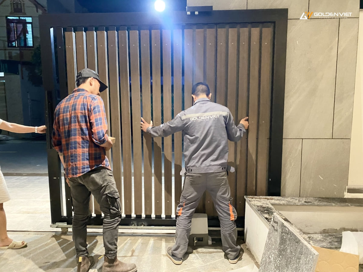 Kiểm tra cơ khí cổng tự động trước khi bàn giao