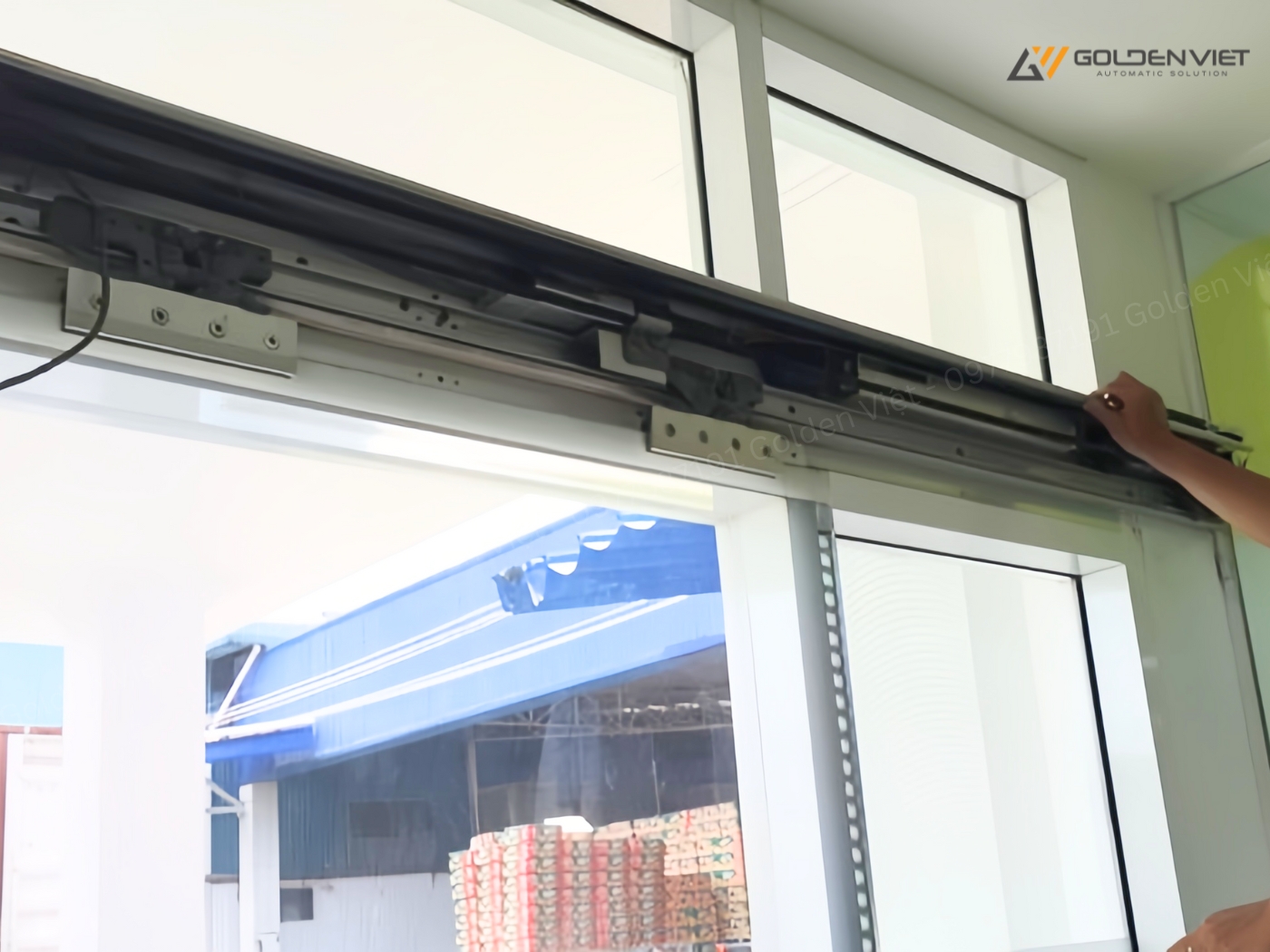 Kiểm tra tình trạng các bộ phận bên trong hộp kỹ thuật