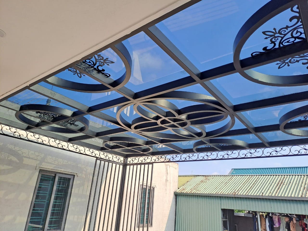 Mái kính sân trước nhà